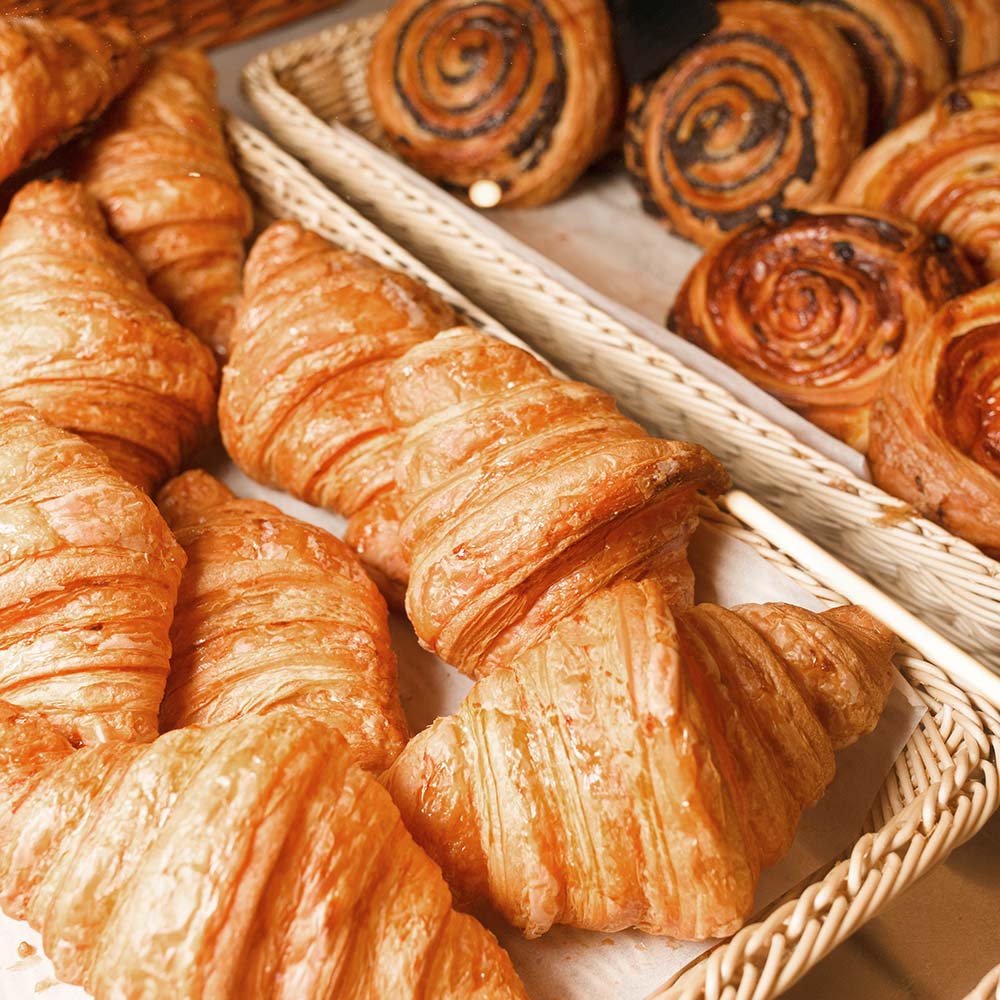 delicious-freshly-baked-pastries-in-a-pastry-shop-96LHXQV.jpg